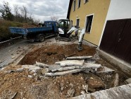 Výstavba zámkové dlažby a pergoly u Obecního domu